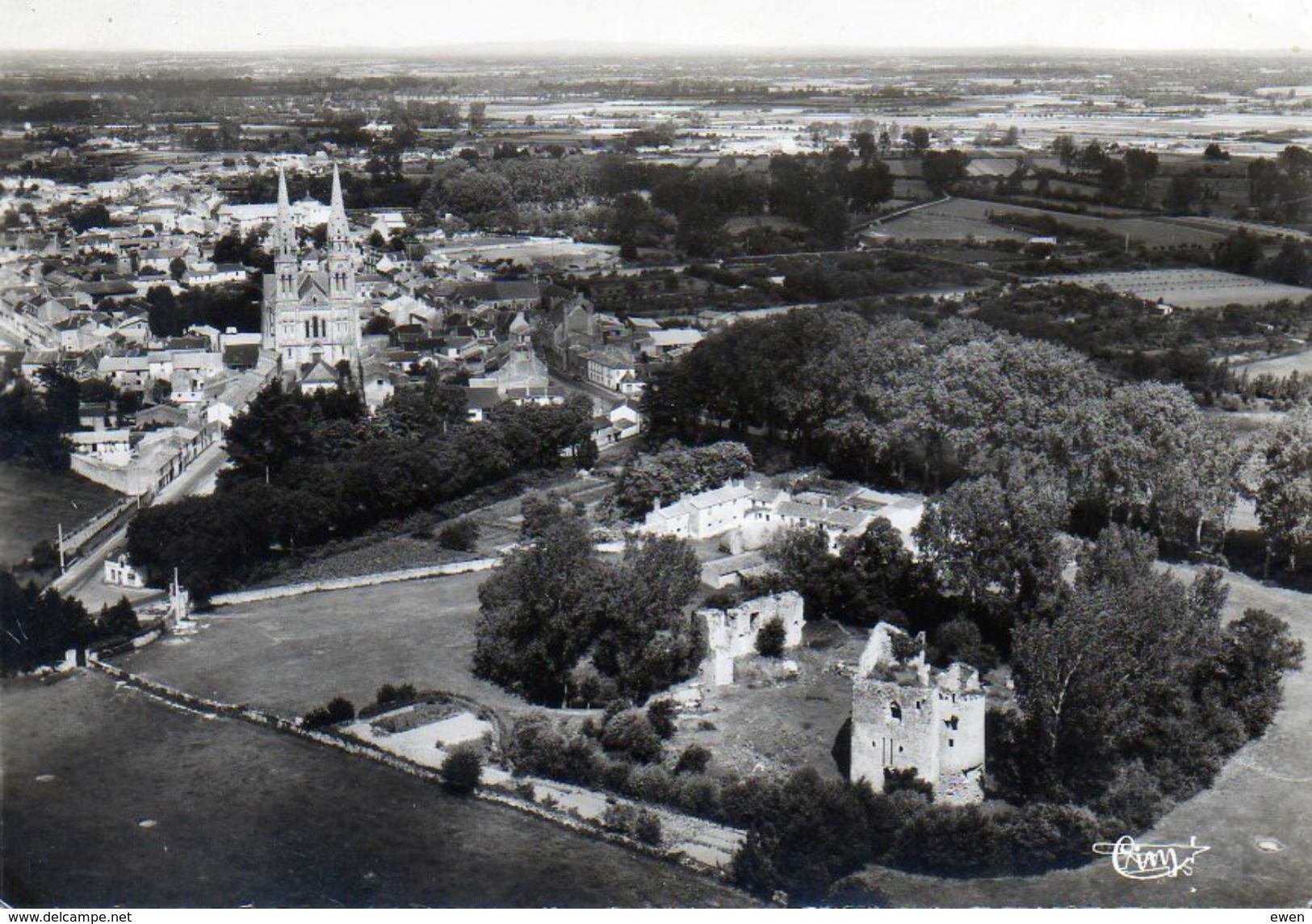 Machecoul. Vue Aérienne. Ruines Du Vieux Chateau Et L 'Eglise. - Machecoul