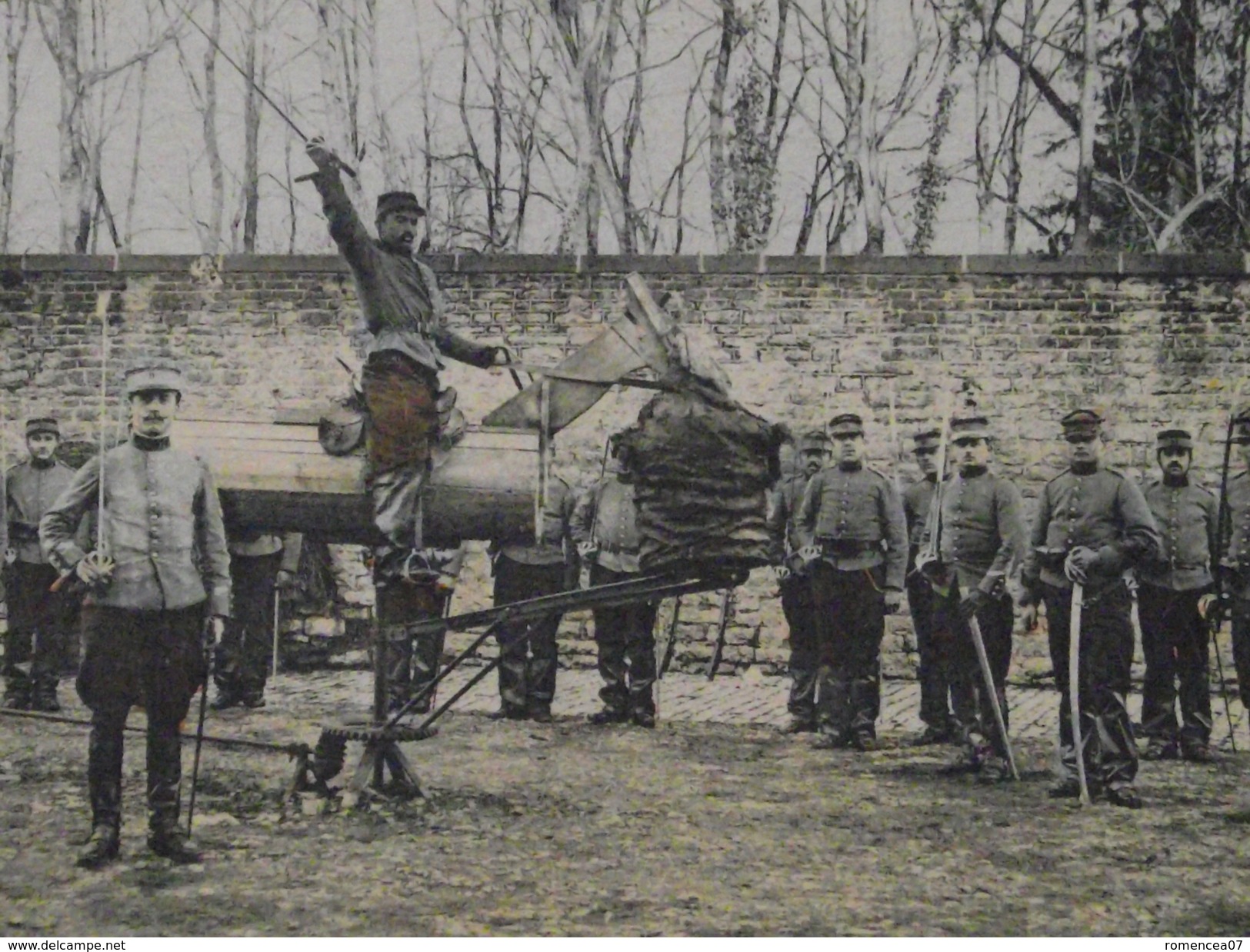 VESOUL (Haute-Saône) - 11e CHASSEURS - MANIEMENT Du SABRE Sur Le MANNEQUIN " Le CHEVAL De BOIS "- Voyagée Le 9 Mars 1907 - Vesoul