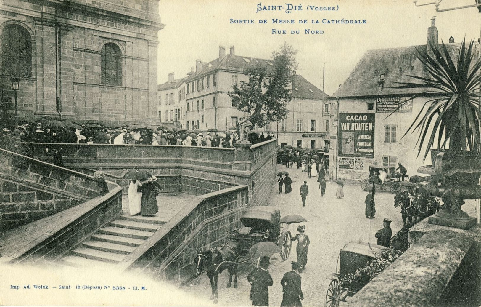 SAINT-DIE (Vosges) -- SORTIE  DE  MESSE  DE  LA  CATHEDRALE -- RUE  DU  NORD - Saint Die
