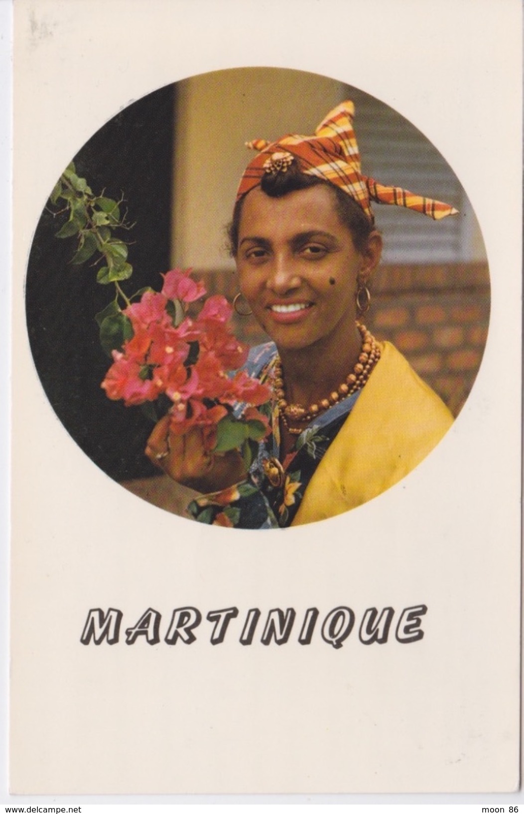 972 - LA MARTINIQUE - MARTINIQUAISE EN COSTUME LOCAL  - COIFFE - FLEUR BOUGAINVILLIERS - Autres & Non Classés