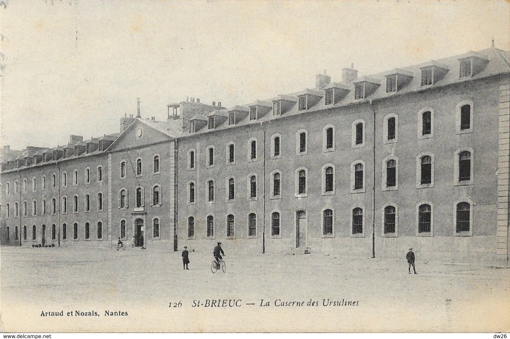 St Saint-Brieuc (Côtes-du-Nord) - La Caserne Des Ursulines - Edition Artaud Et Nozais - Carte Non Circulée - Casernes