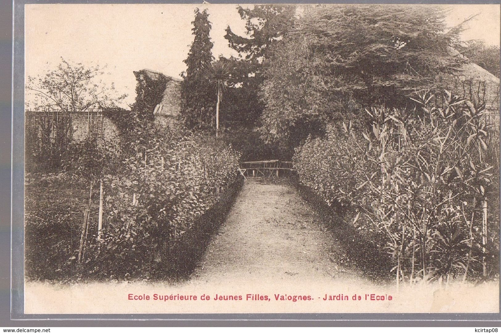 VALOGNES . Ecole Supérieure De Jeunes Filles . Jardin De L'Ecole . - Valognes