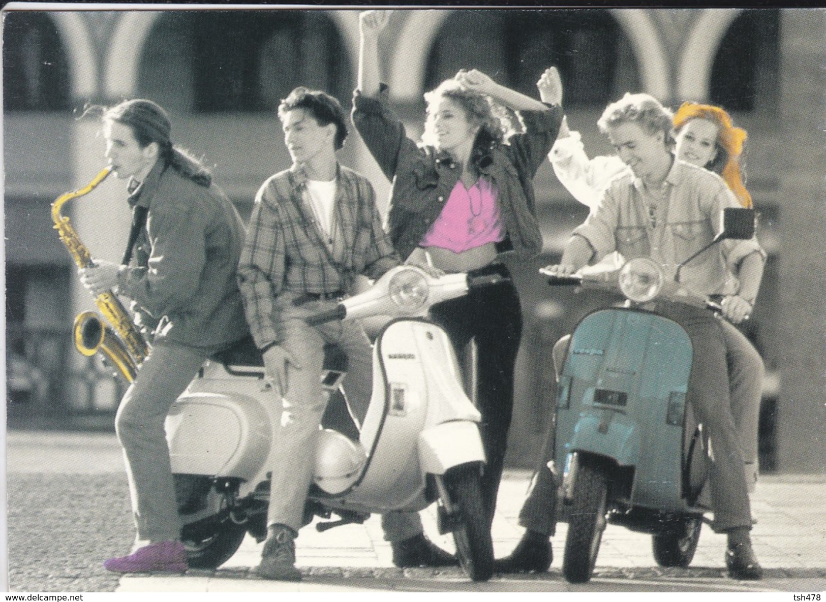 VESPA  SCOOTER--voir 2 Scans - Motos