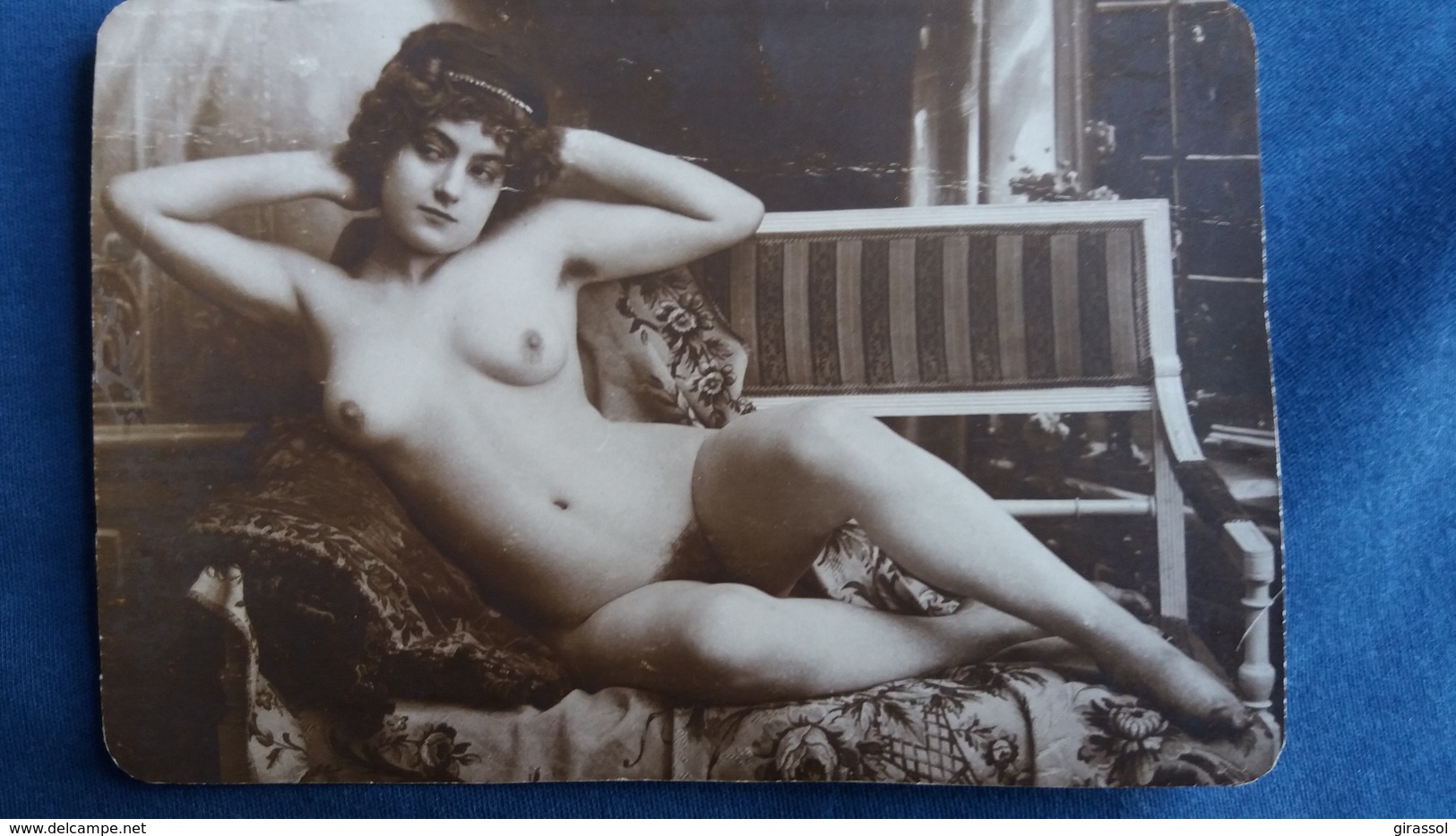 PHOTO FEMME NU NUE ALLONGEE CANAPE PAUSE LASSIVE - Pin-up