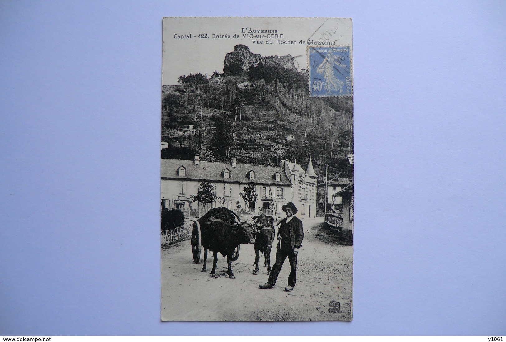 CPA 15 CANTAL VIC SUR CERE. Entrée De Vic Sur Cere, Vue Du Rocher De Maisonne. - Autres & Non Classés