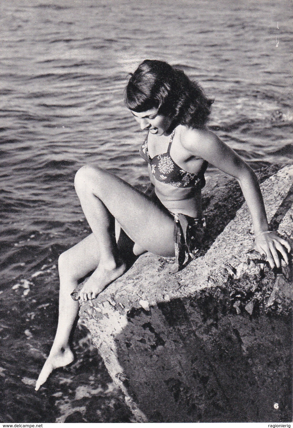 PIN UP - Donnina In Posa Sexy Su Uno Scoglio Al Mare - Woman Pose - Charme - Bikini - Sexy Pose - Pin-Ups