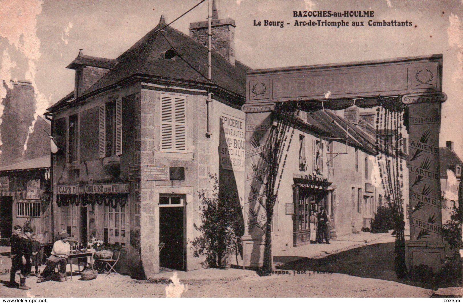CPA 61 BAZOCHES AU HOULME Le Bourg , ARC DE TRIOMPHE Aux Combattants , Animée Café L'ORNAISE - Bazoches Sur Hoene
