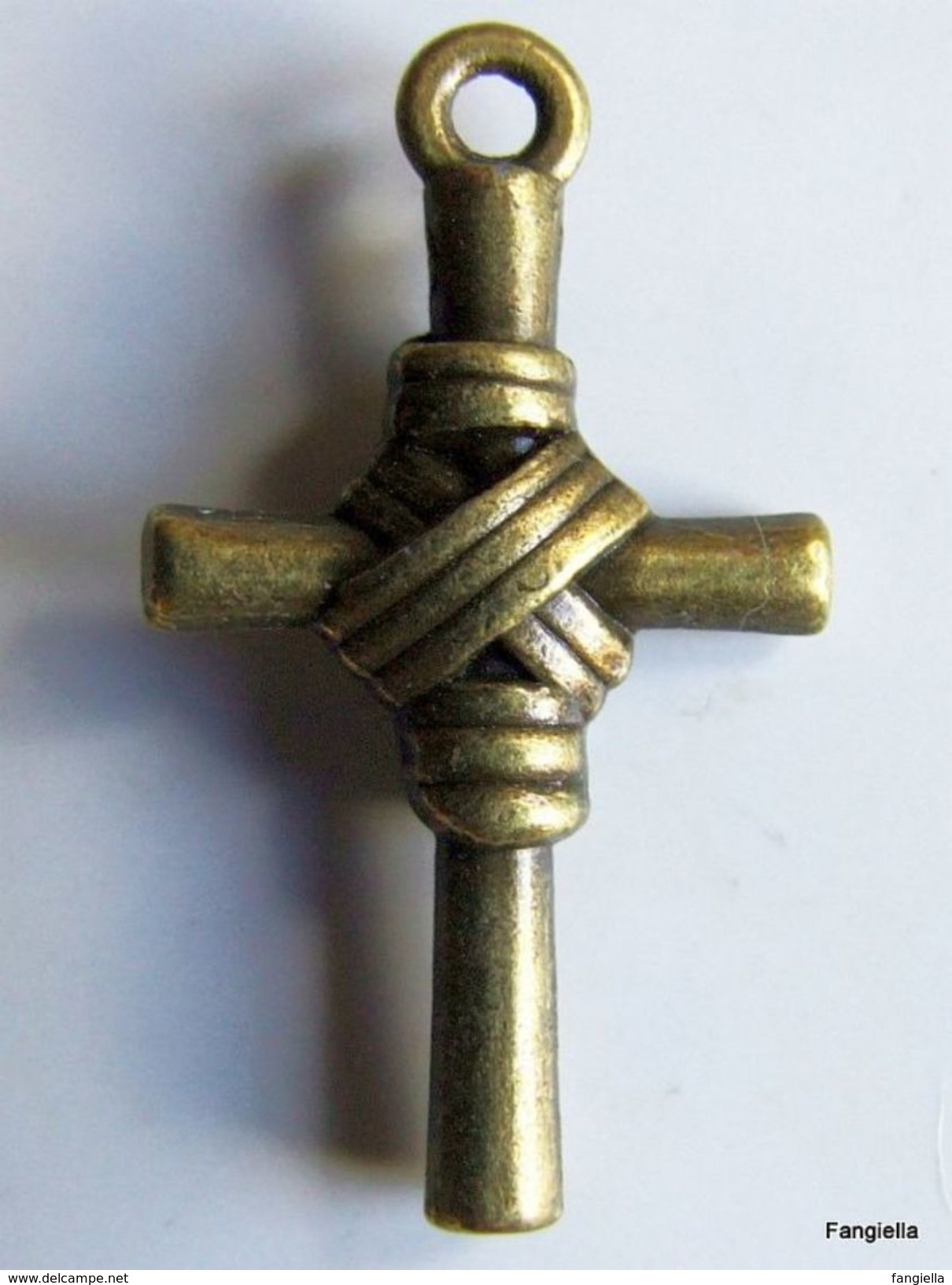 1 Breloque Croix Bronze Enrubannée Décorée Recto-verso Sans Nickel Ni Plomb Environ 34x19x5,5mm  Breloque De Très Belle - Perles