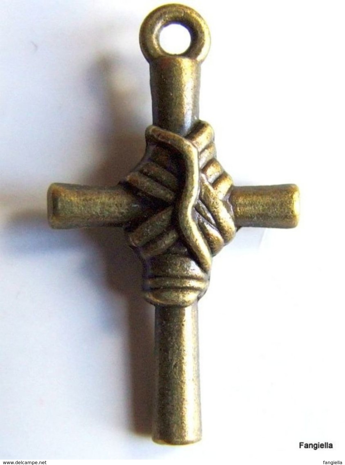 1 Breloque Croix Bronze Enrubannée Décorée Recto-verso Sans Nickel Ni Plomb Environ 34x19x5,5mm  Breloque De Très Belle - Perle