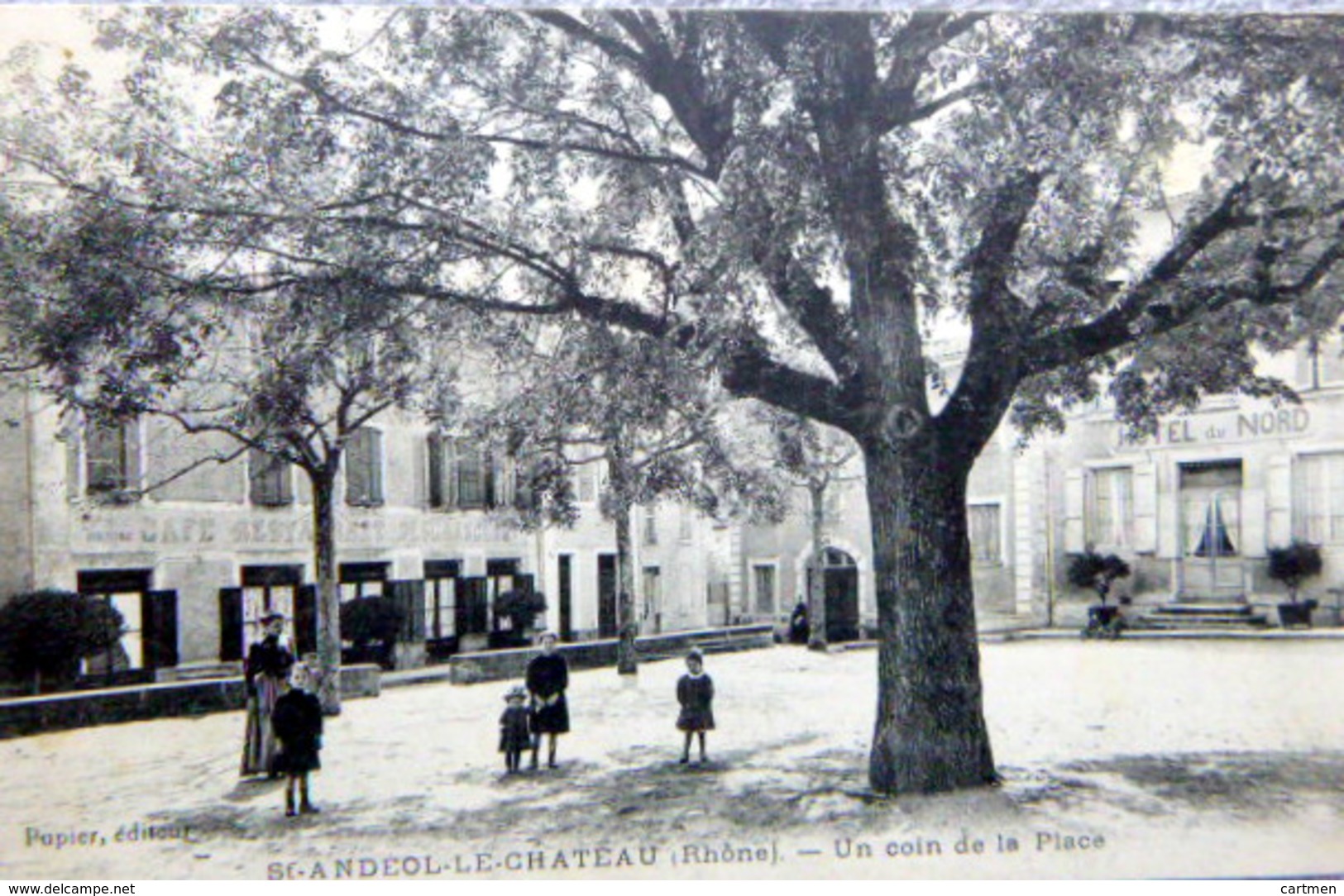 69 SAINT ANDEOL LE CHATEAU  UN COIN DE LA PLACE  PETITE ANIMATION - Autres & Non Classés