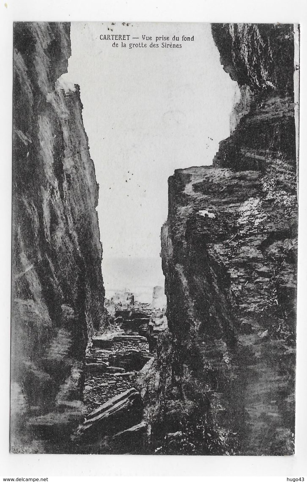 (RECTO / VERSO) CARTERET EN 1917 - VUE PRISE DU FOND DE LA GROTTE DES SIRENNES - LEGER PLI ANGLE BAS A DROITE - CPA - Carteret