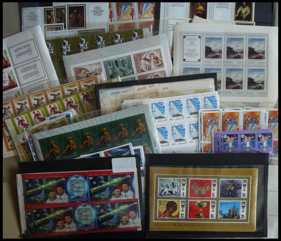 SAMMLUNGEN, LOTS **, 1974-91, Partie Fast Nur Kompletter Ausgaben, Mit Zierfeldern, Bogen- Bzw. Bogenteilen Und Kleinbog - Used Stamps