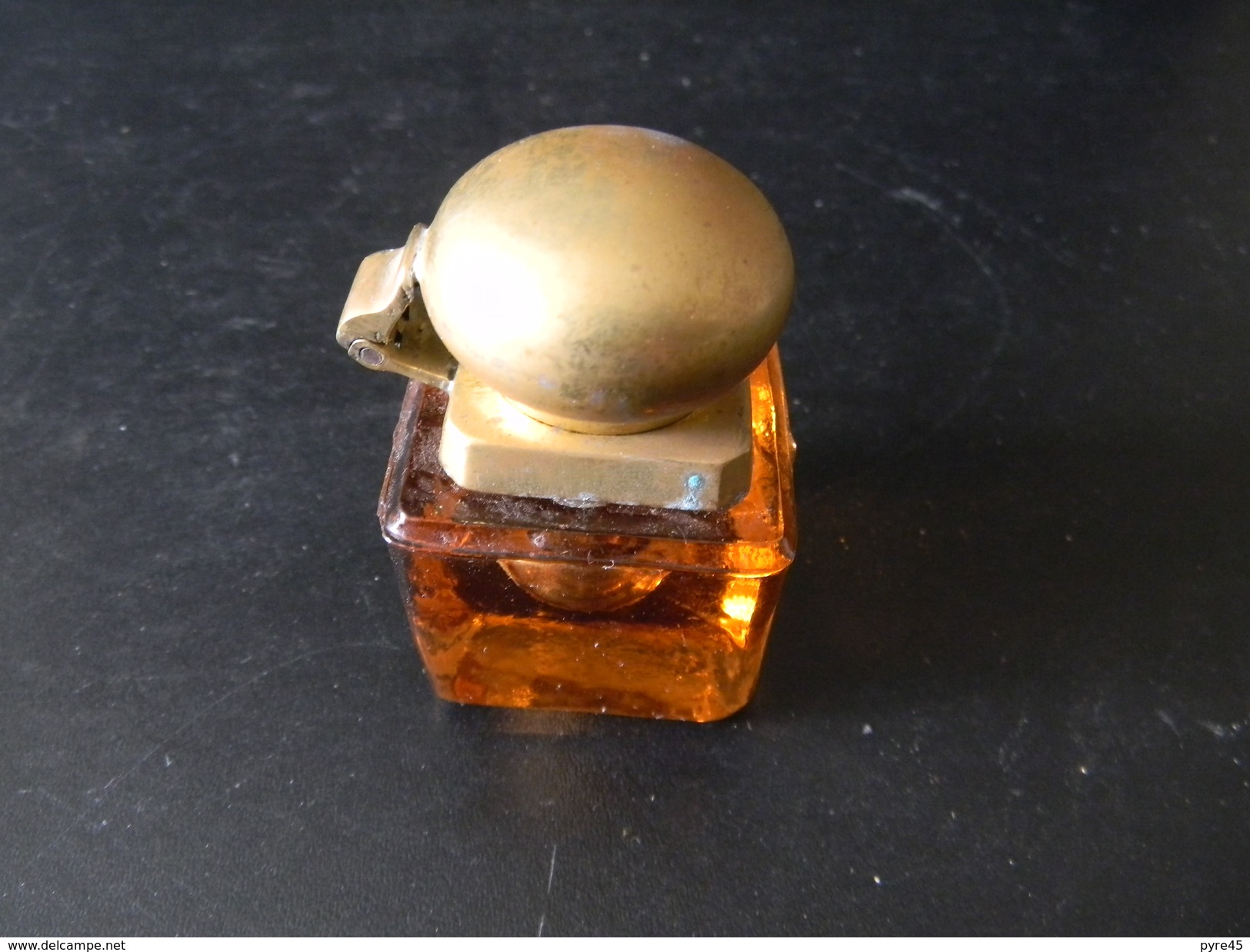 ENCRIER EN VERRE ET LAITON BOUCHON DECOLLE 4 X 4 X 6 CM POIDS 176 GR - Inkwells