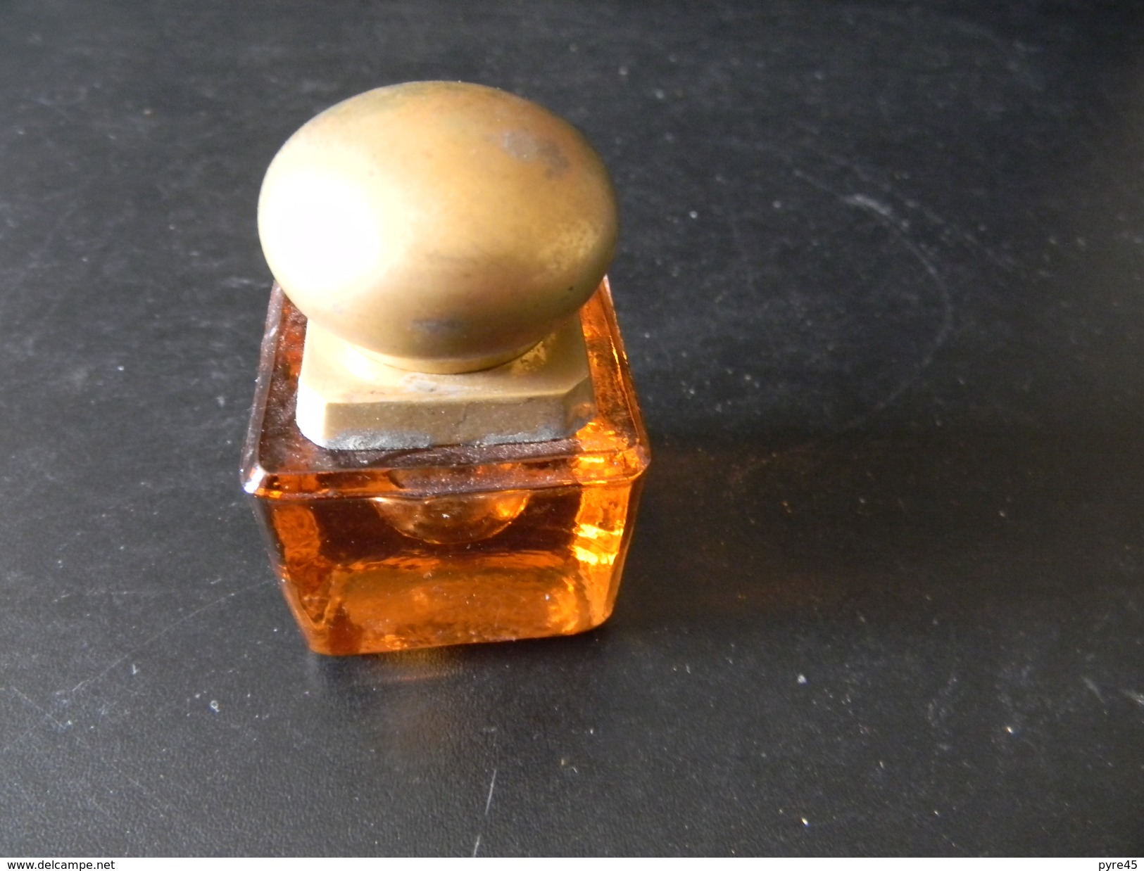 ENCRIER EN VERRE ET LAITON BOUCHON DECOLLE 4 X 4 X 6 CM POIDS 176 GR - Inkwells