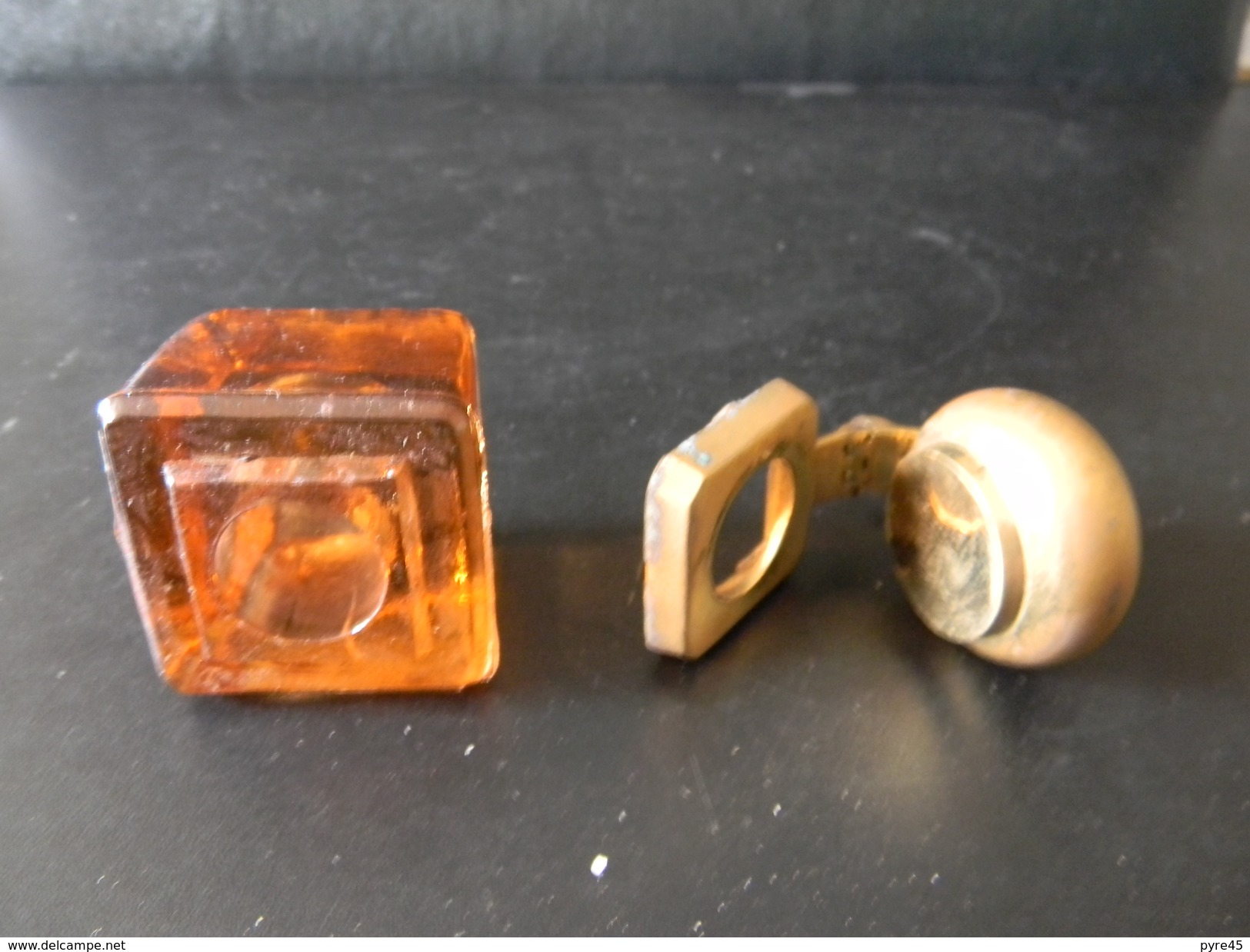 ENCRIER EN VERRE ET LAITON BOUCHON DECOLLE 4 X 4 X 6 CM POIDS 176 GR - Inkwells