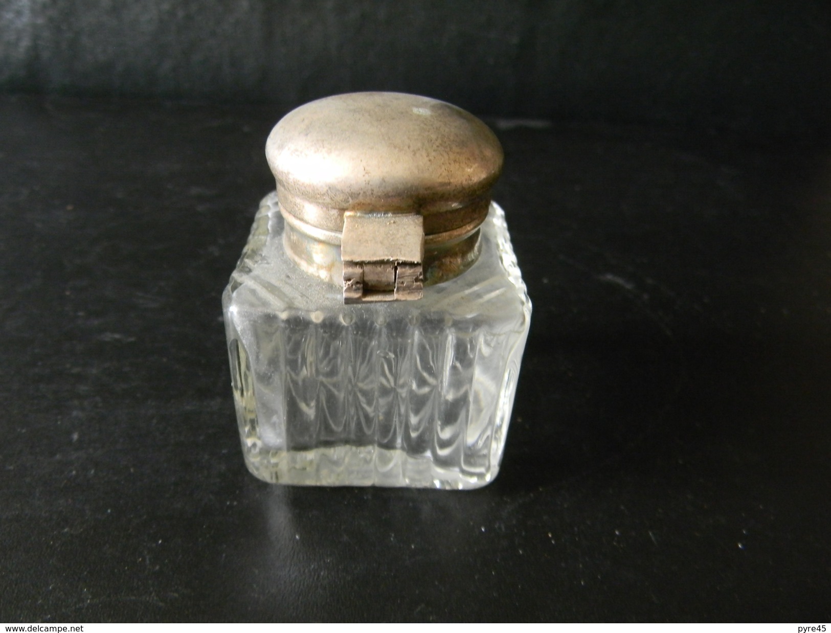 ENCRIER EN VERRE ET METAL ARGENTE OU ARGENT ? 4.5 X 4.5 X 6 CM POIDS 121 GR - Inktpotten