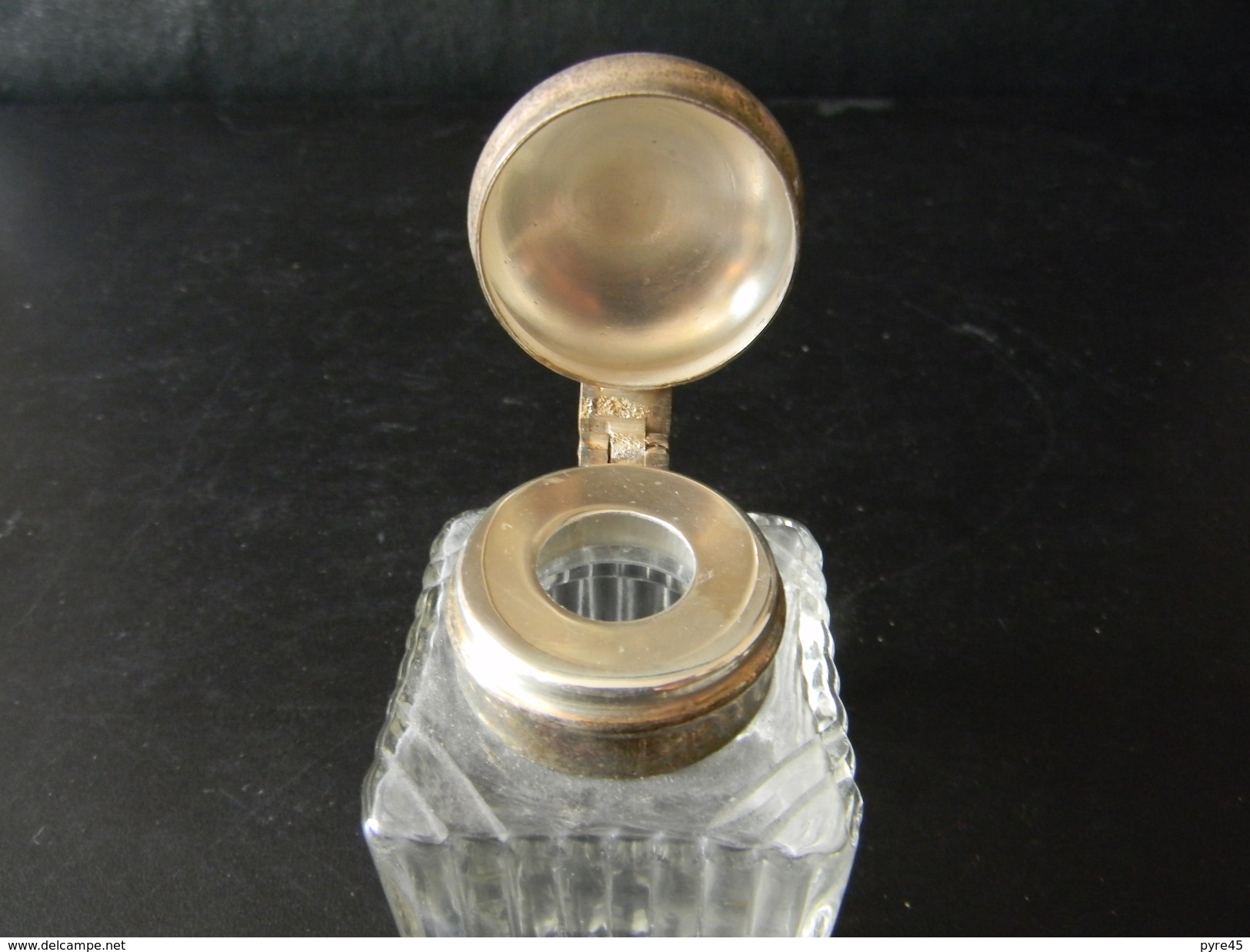 ENCRIER EN VERRE ET METAL ARGENTE OU ARGENT ? 4.5 X 4.5 X 6 CM POIDS 121 GR - Inkwells