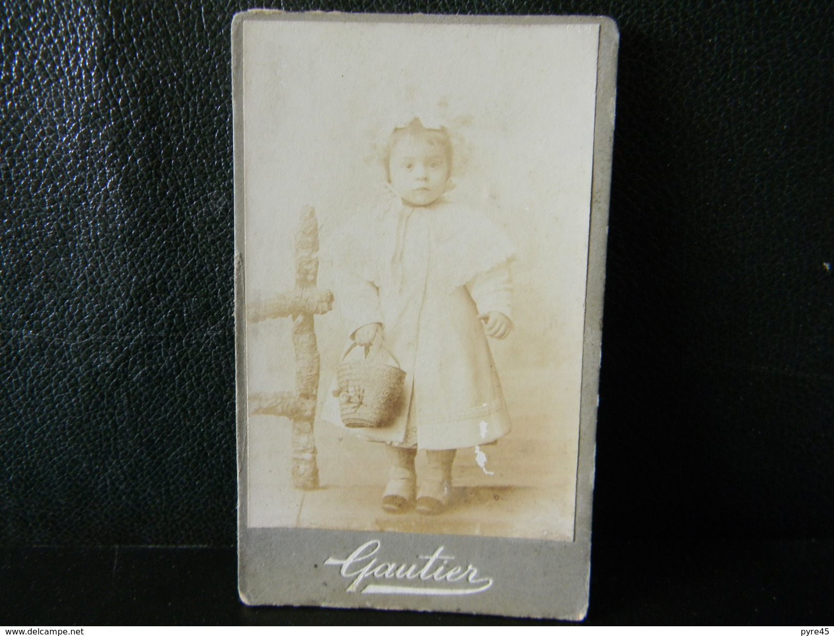 PHOTO D UN ENFANT AVEC SON PANIER PHOTOGRAPHE GAUTIER A NANTERRE 10.5 X 6.5 CM - Personnes Anonymes