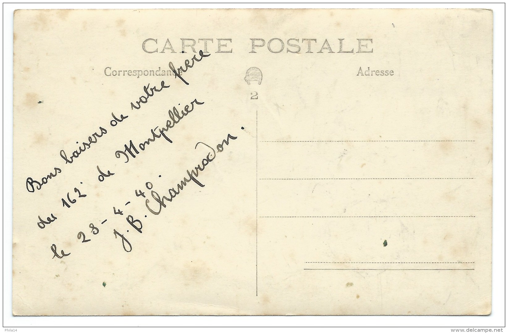 CPA  SOLDAT ET UNE CHAISE / CARTE PHOTO - Personaggi