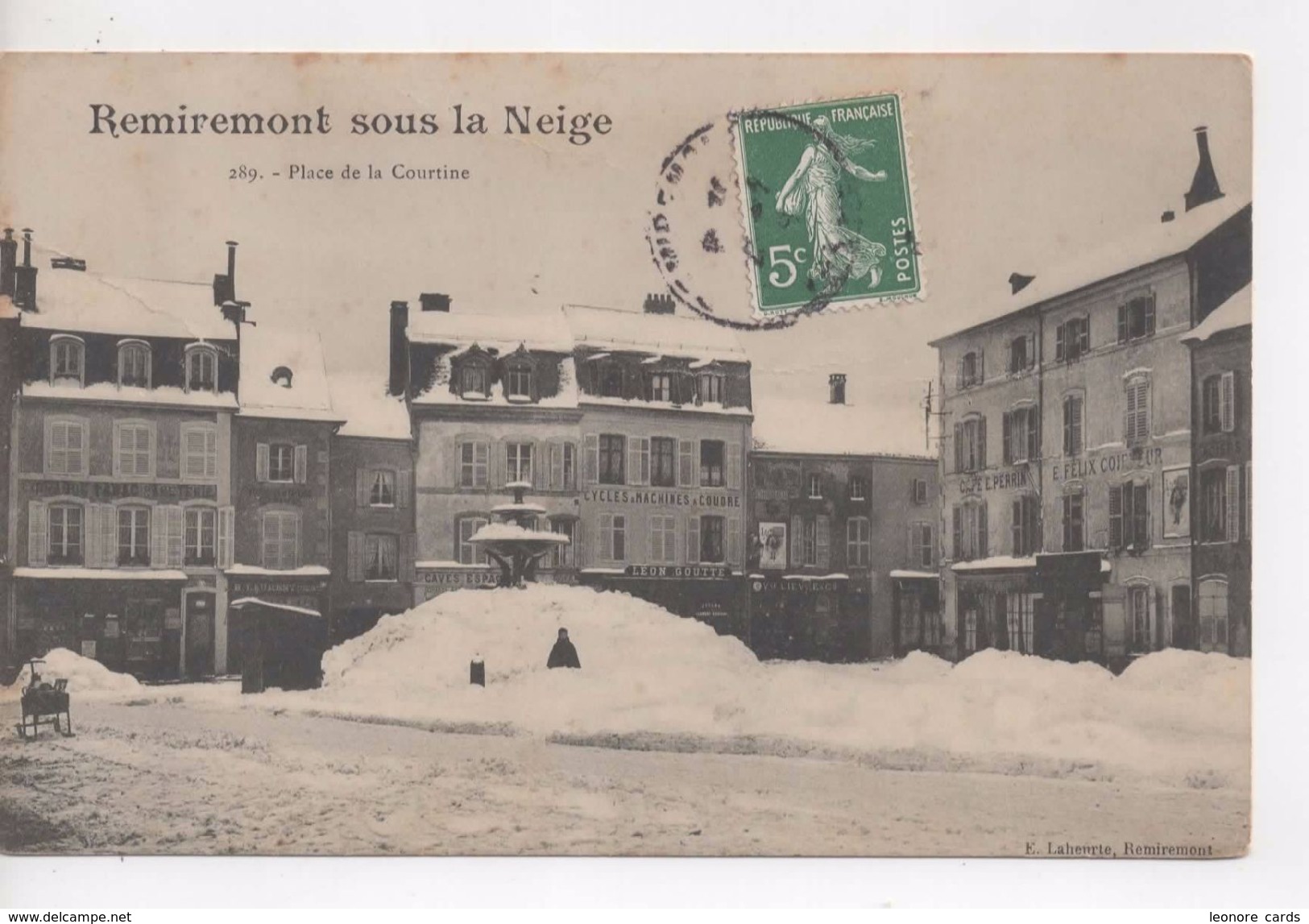 Cpa.88.Remiremont.Sous La Neige.Place De La Courtine.animé Personnage Et Luge - Remiremont