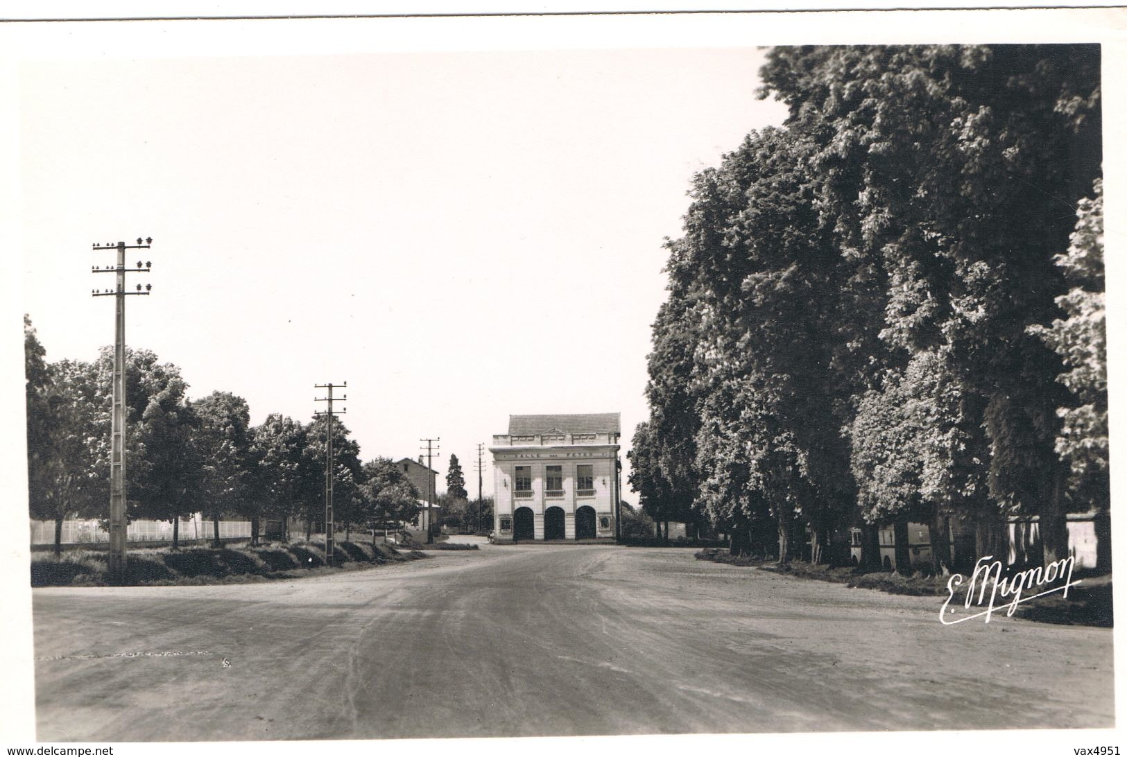 COURTENAY LE MAIL LA SALLE DES FETES   ****           A  SAISIR ****** - Courtenay