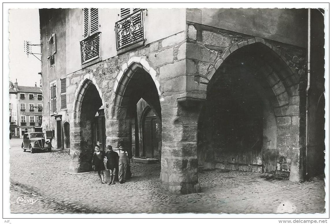 CPSM ISSOIRE ANIMEE, AUTO VOITURE ANCIENNE, TACOT, Format 9 Cm Sur 14 Cm Environ, PUY DE DOME 63 - Issoire