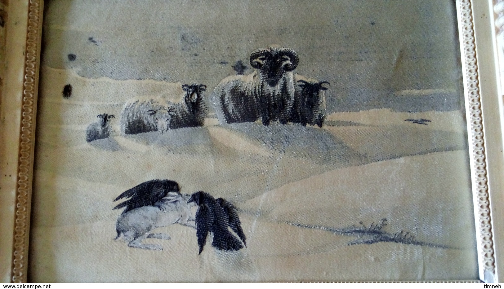 Tableau En SOIE Tissée - Scène Animalière - Oiseaux Lièvre Troupeau MOUFLONS Dans La Neige Cadre Bois - Non Signé - Autres & Non Classés