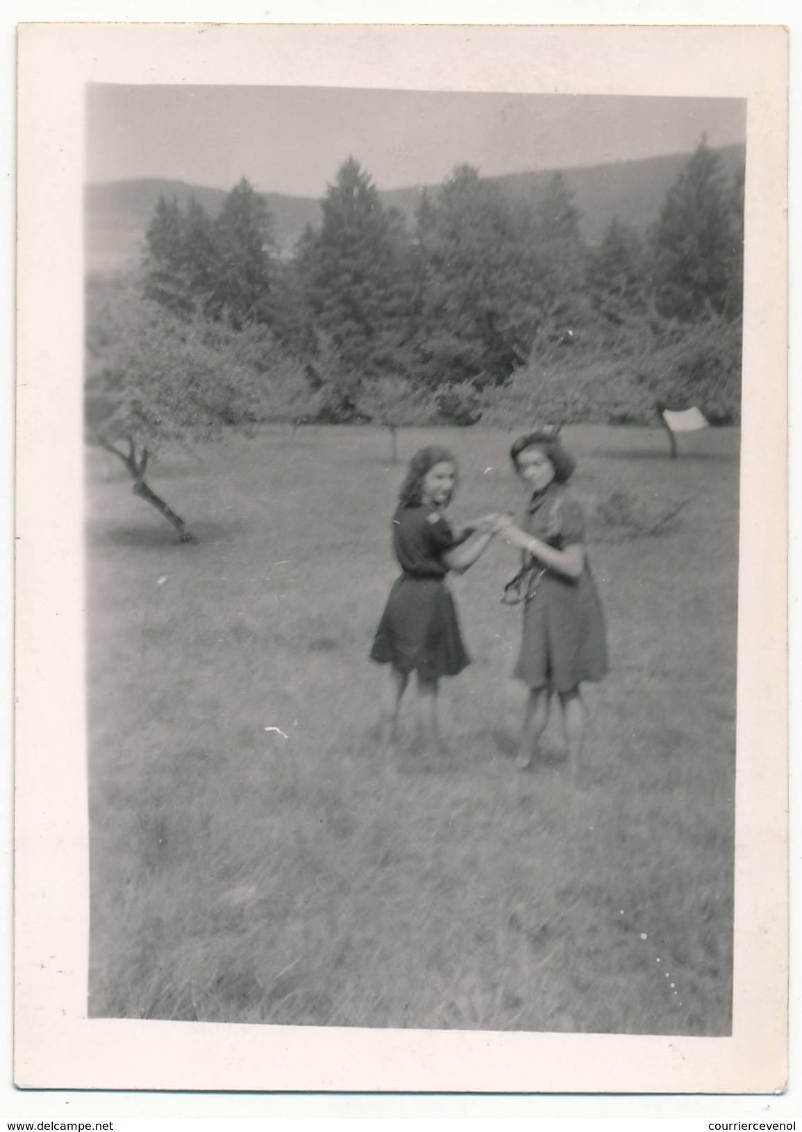 SCOUTISME - 12 petites photos - Guides de France - Camp de Champagne s/Seine - 1946