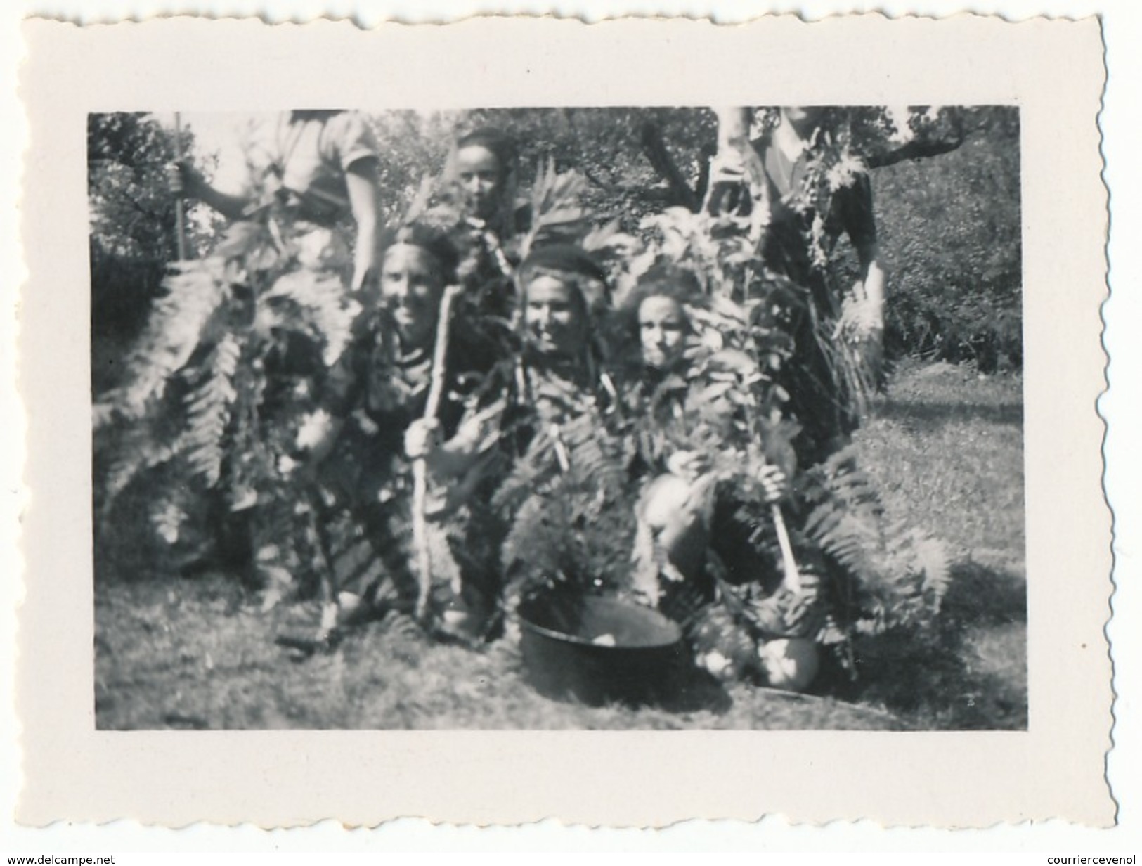 SCOUTISME - 18 petites photos - Guides de France - Camp à Langeais - 1937