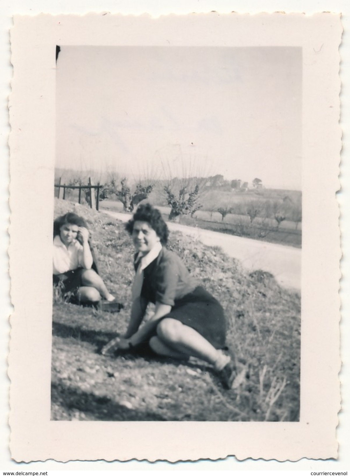 SCOUTISME - 18 petites photos - Guides de France - Camp à Langeais - 1937