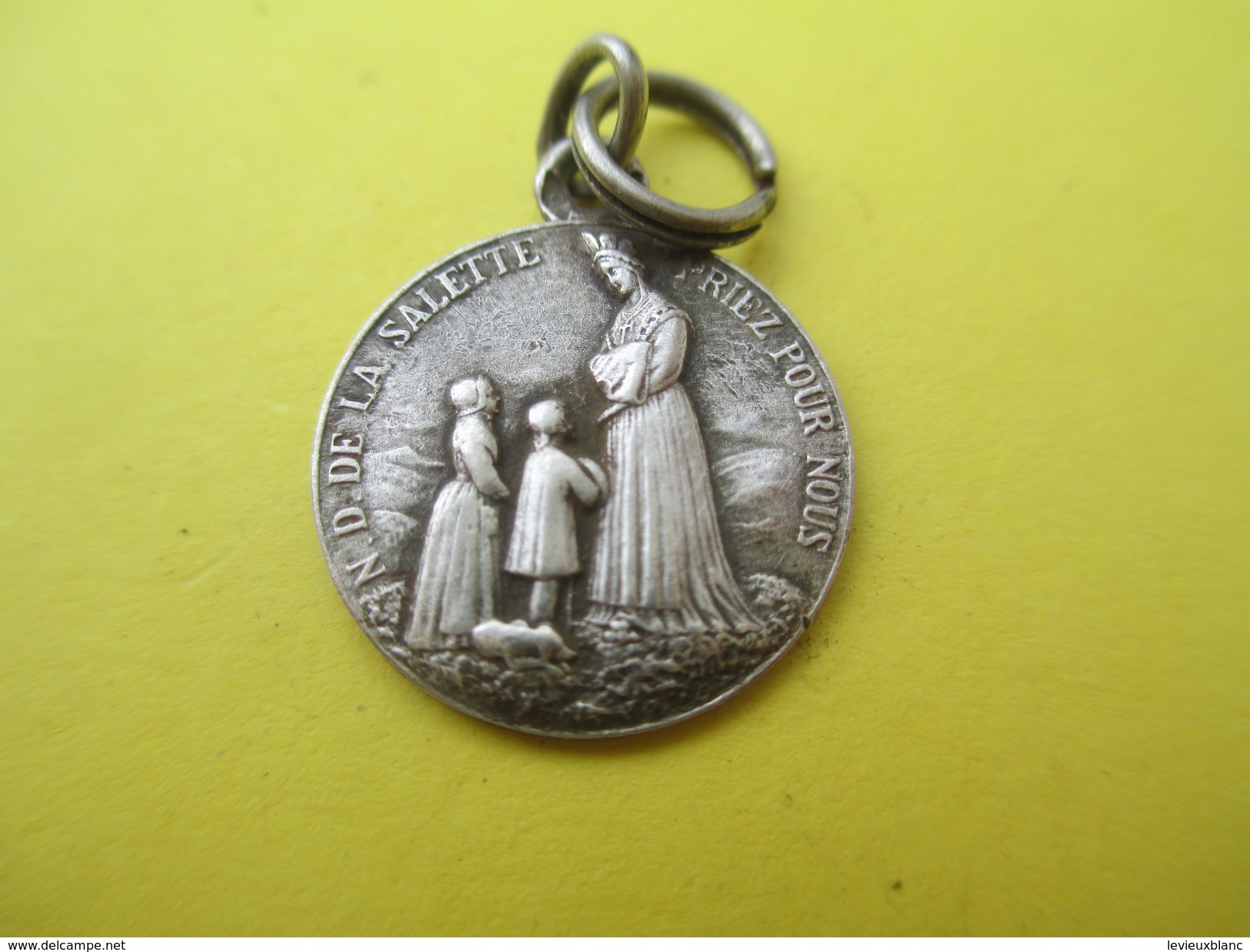 Mini Médaille Religieuse Ancienne /ND De La Salette / Sanctuaire /Début XXéme Siécle               CAN532 - Religion & Esotérisme