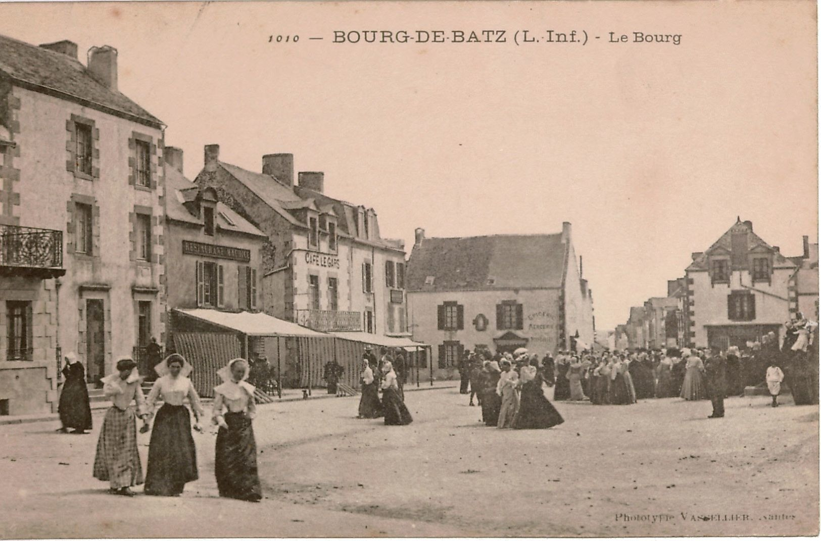 Cpa 44 BOURG-DE-BATZ Le Bourg Grosse Animation: Sortie De Messe Place De L'Eglise,femmes En Coiffes Restaurant, Café TBE - Batz-sur-Mer (Bourg De B.)