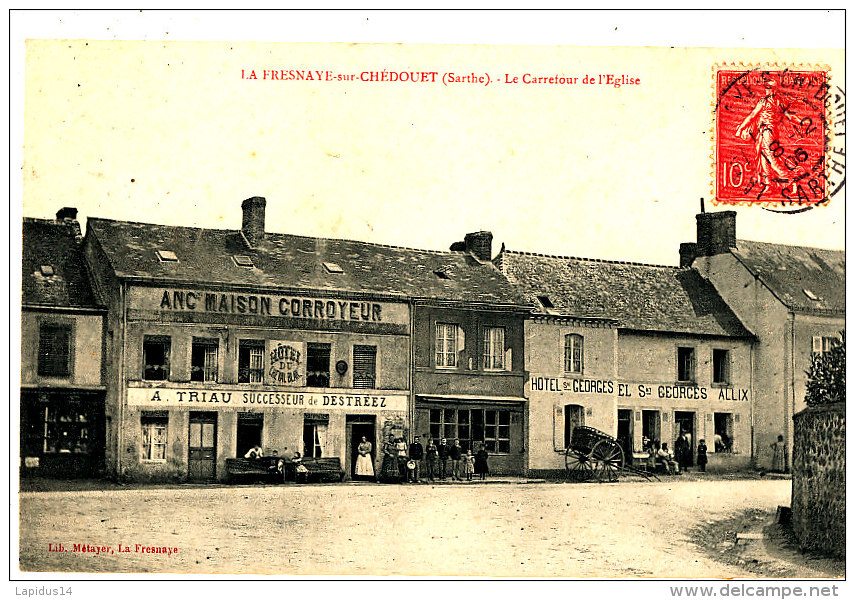 AH 35 / C P A  -LA FRESNAY-SUR-CHEDOUET  (72)  LE CARREFOUR DE L'EGLISE - La Fresnaye Sur Chédouet