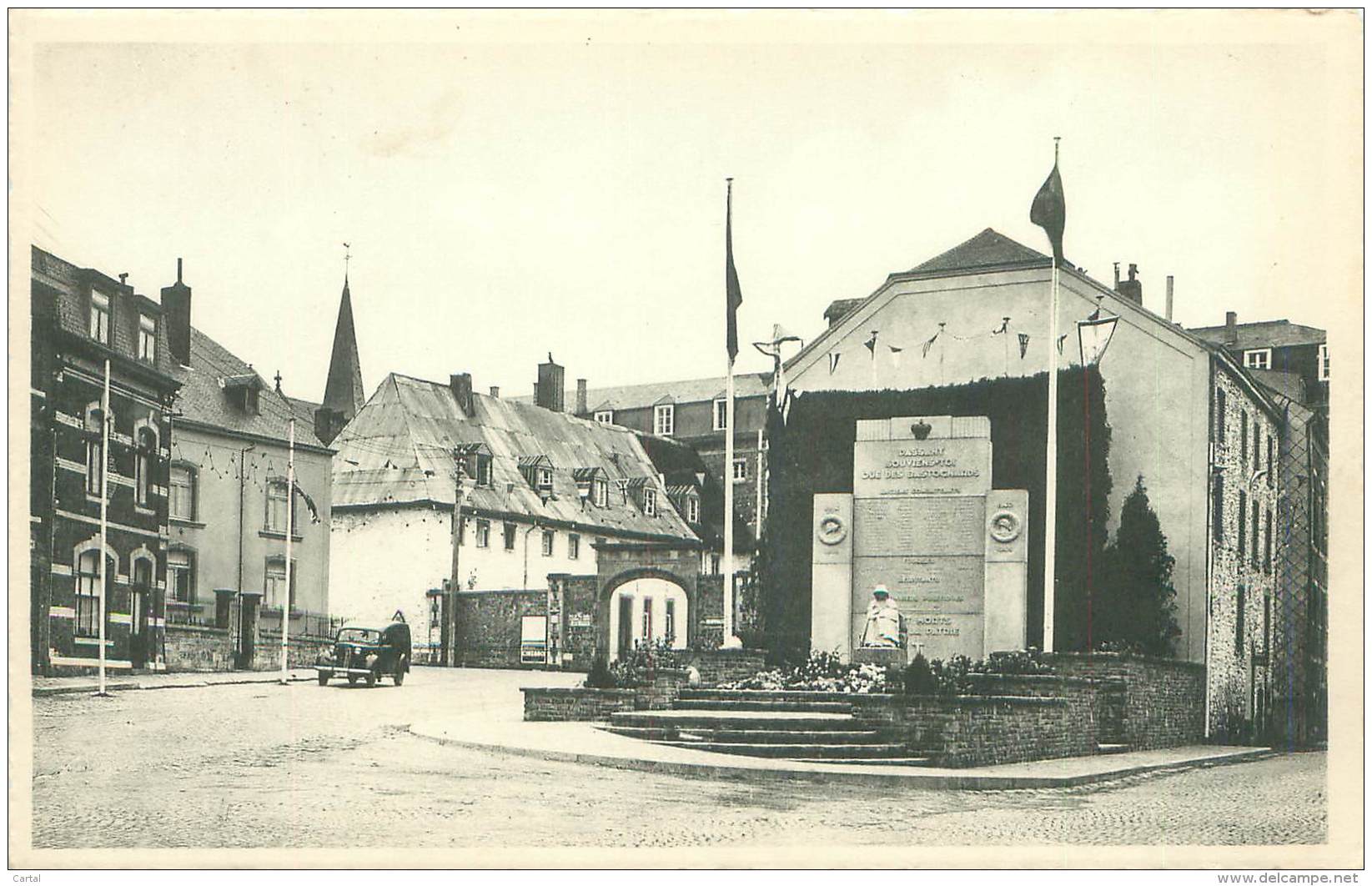 BASTOGNE - Monument Aux Morts De La Ville Et Le Séminaire - Bastenaken