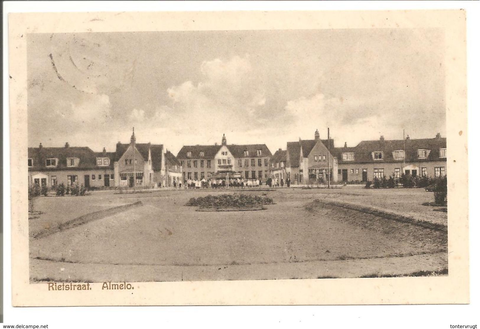 Almelo. Rietstraat Met Ambachtschool Met Scholieren - Almelo