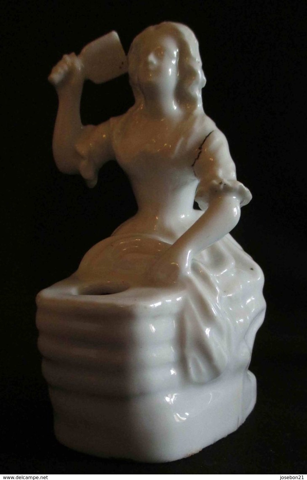 Ancien Encrier En Porcelaine Blanche Lavandière Tapant Le Linge Fin XIX ème - Encriers