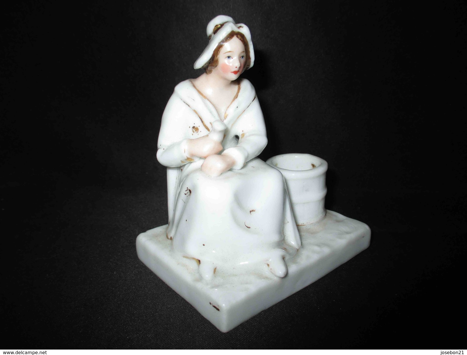 Ancien Encrier En Porcelaine De Vieux Paris Paysanne Assise XIX ème - Inkwells