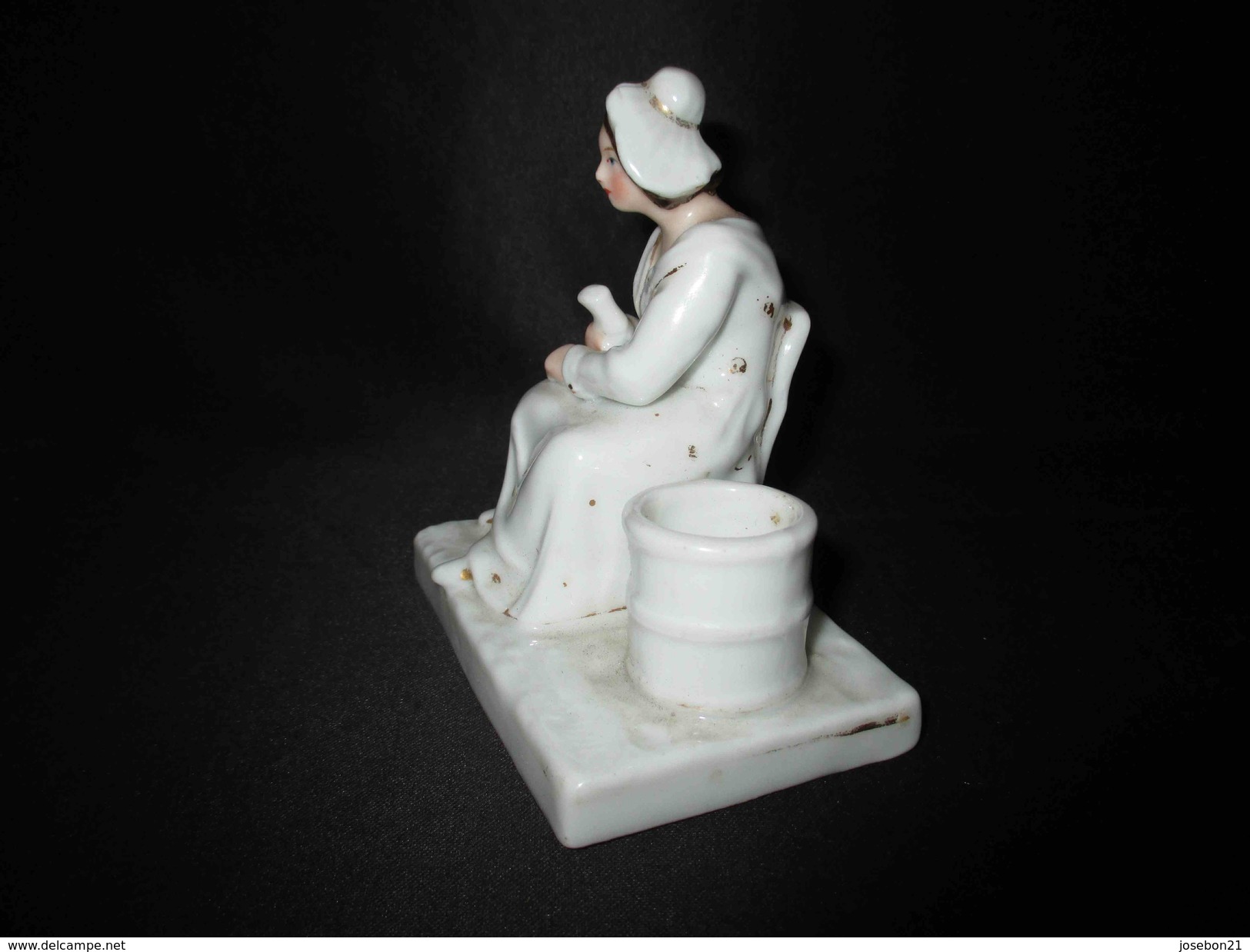 ancien encrier en porcelaine de vieux Paris paysanne assise XIX ème