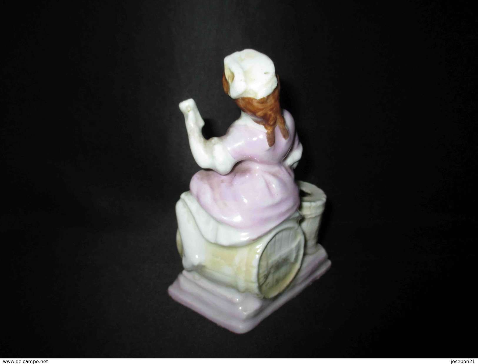 Ancien Encrier Peint En Porcelaine De Vieux Paris Femme Assise Tonneau XIX ème - Inkwells