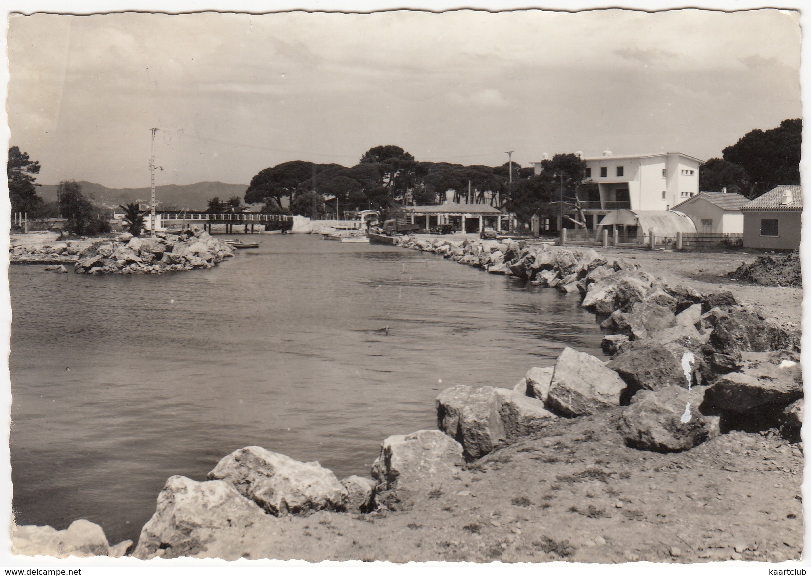 Environs D'Hyeres-les-Palmiers L'Aygade: CITROËN 2CV & TRACTION AVANT, RENAULT GOELETTE  - Un Coin Du Port - (France) - Hyeres