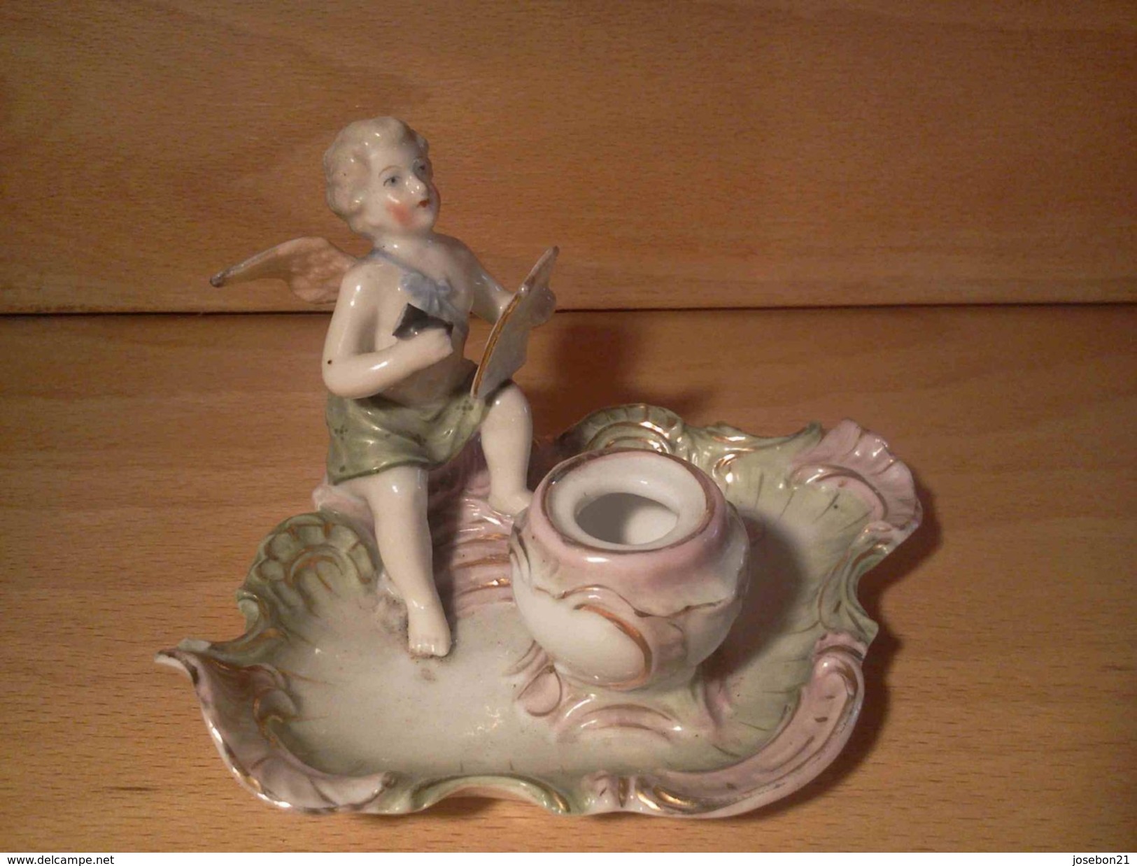 Ancien Encrier Porcelaine Représentant Angelot Tenant Plume Et Parchemin XIX ème - Inkwells