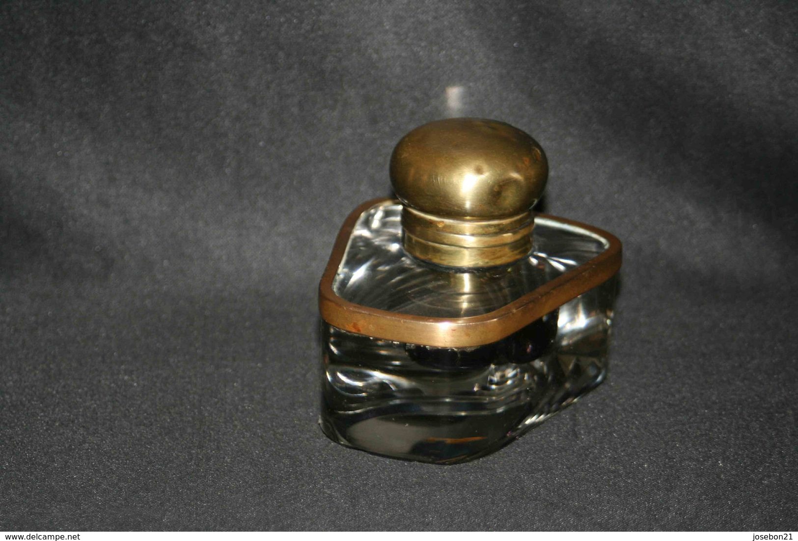 Ancien Encrier De Bureau Cristal Taillé Et Capuchon Laiton Ou Bronze Fin XIX ème - Inkwells