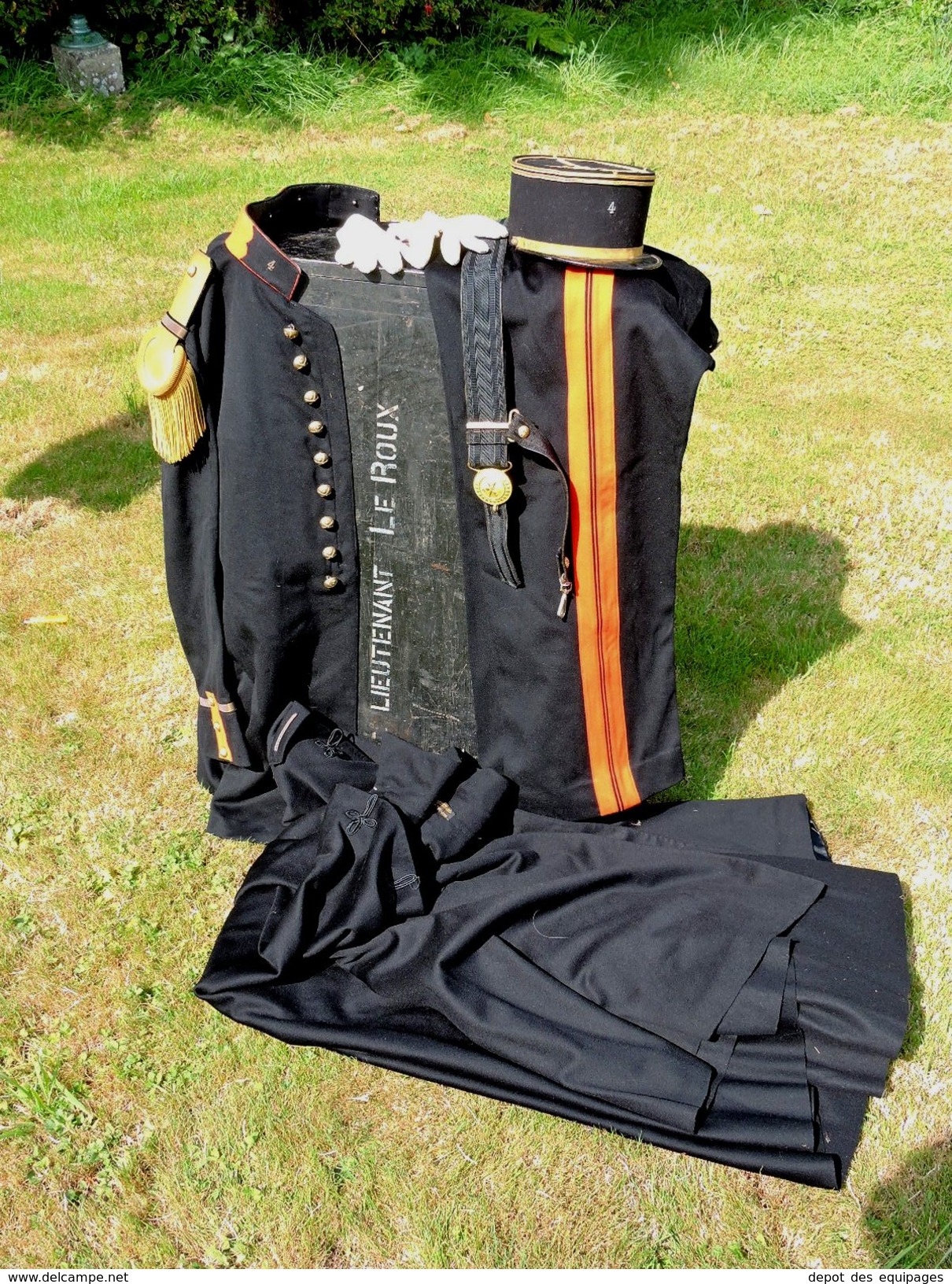 SUPERBE ENSEMBLE  MODELE 1931 GRANDE TENUE 4° REGIMENT ARTILLERIE !!!!!!!!!..