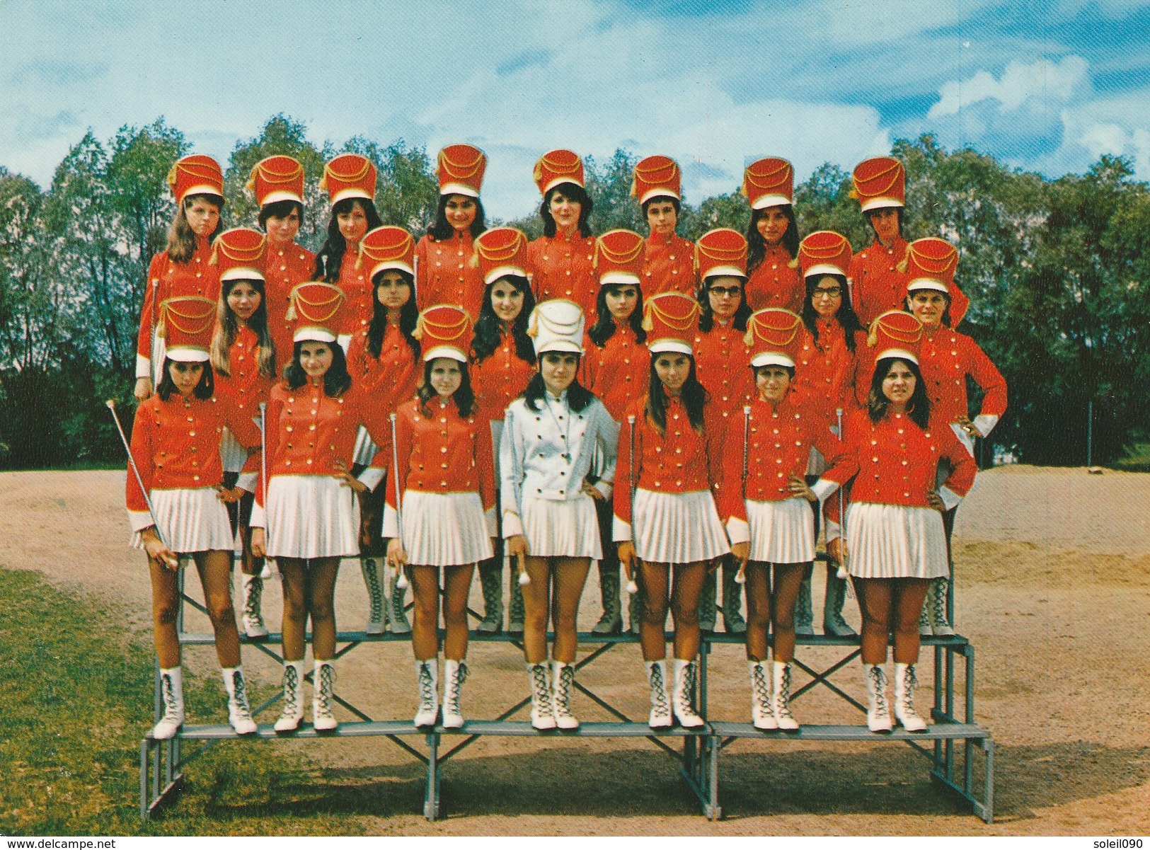 CP  71  AUTUN   Majorettes  Eduennes  " Les  Flammes "  (gros  Plan   ) - Autun