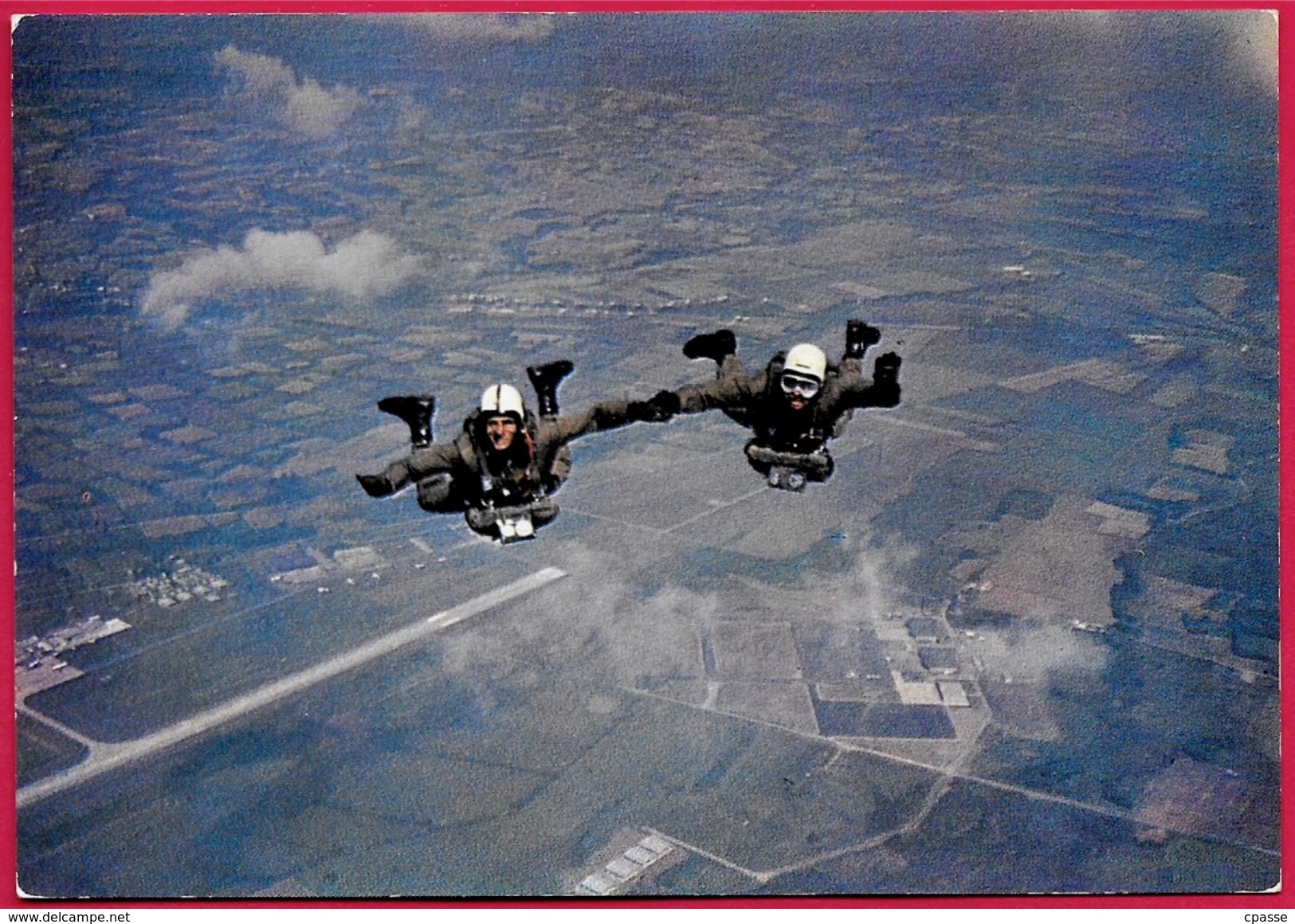 CPM Parachutistes En Chute Libre ° Photo P. Dujardin 64 PAU * Sport Parachutisme Parachutiste - Fallschirmspringen