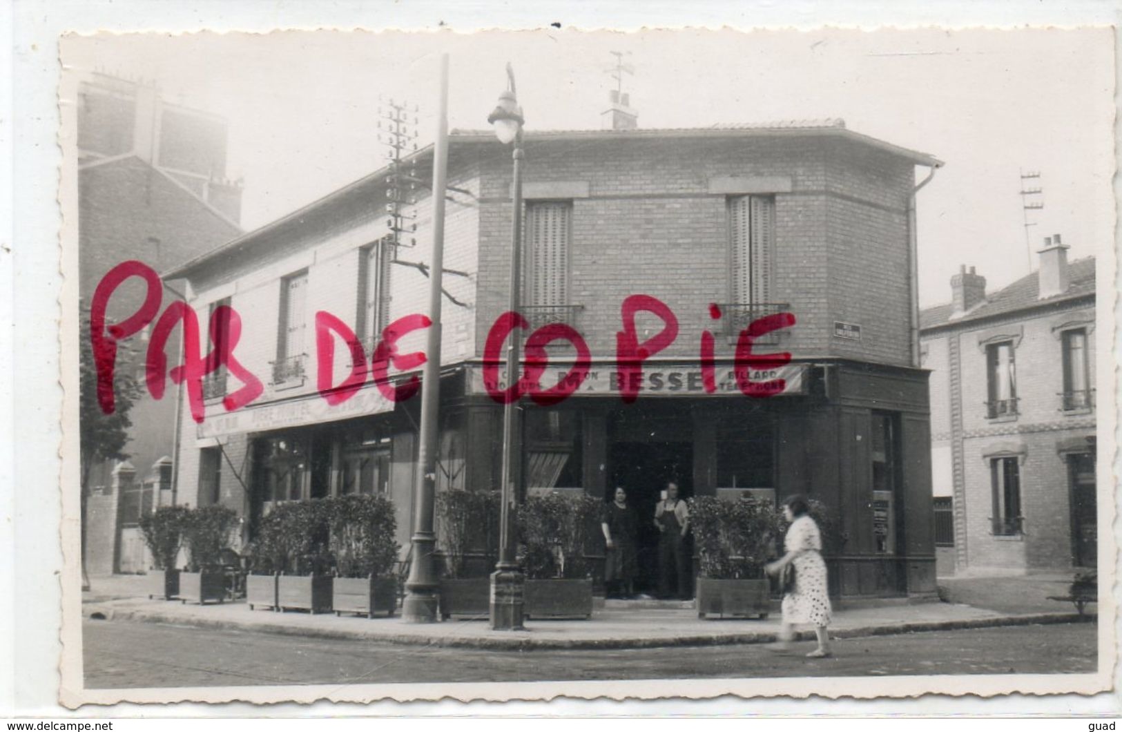 COLOMBES - CARTE PHOTO + PHOTO CAFE BESSE 123 Ave D'ARGENTEUIL (STALINGRAD) ANGLE RUE SOLFERINO TRAVAUX TRAMWAY - Colombes