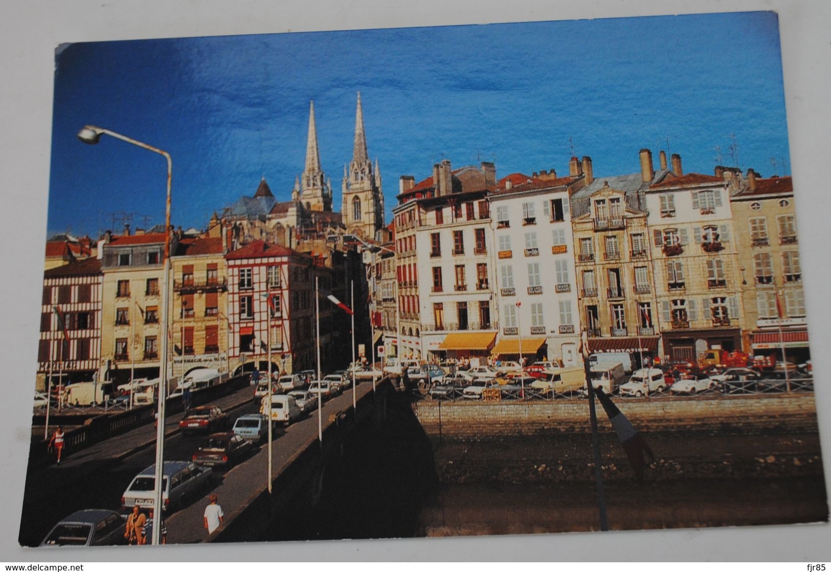 BAYONNE LA CATHEDRALE VUE DE LA NIVE  VOITURE - Bayonne