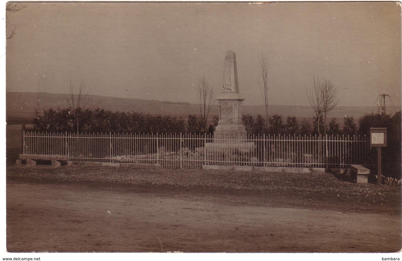 COURBAN -  Carte Photo  Du  Monument Aux Morts . - Autres & Non Classés