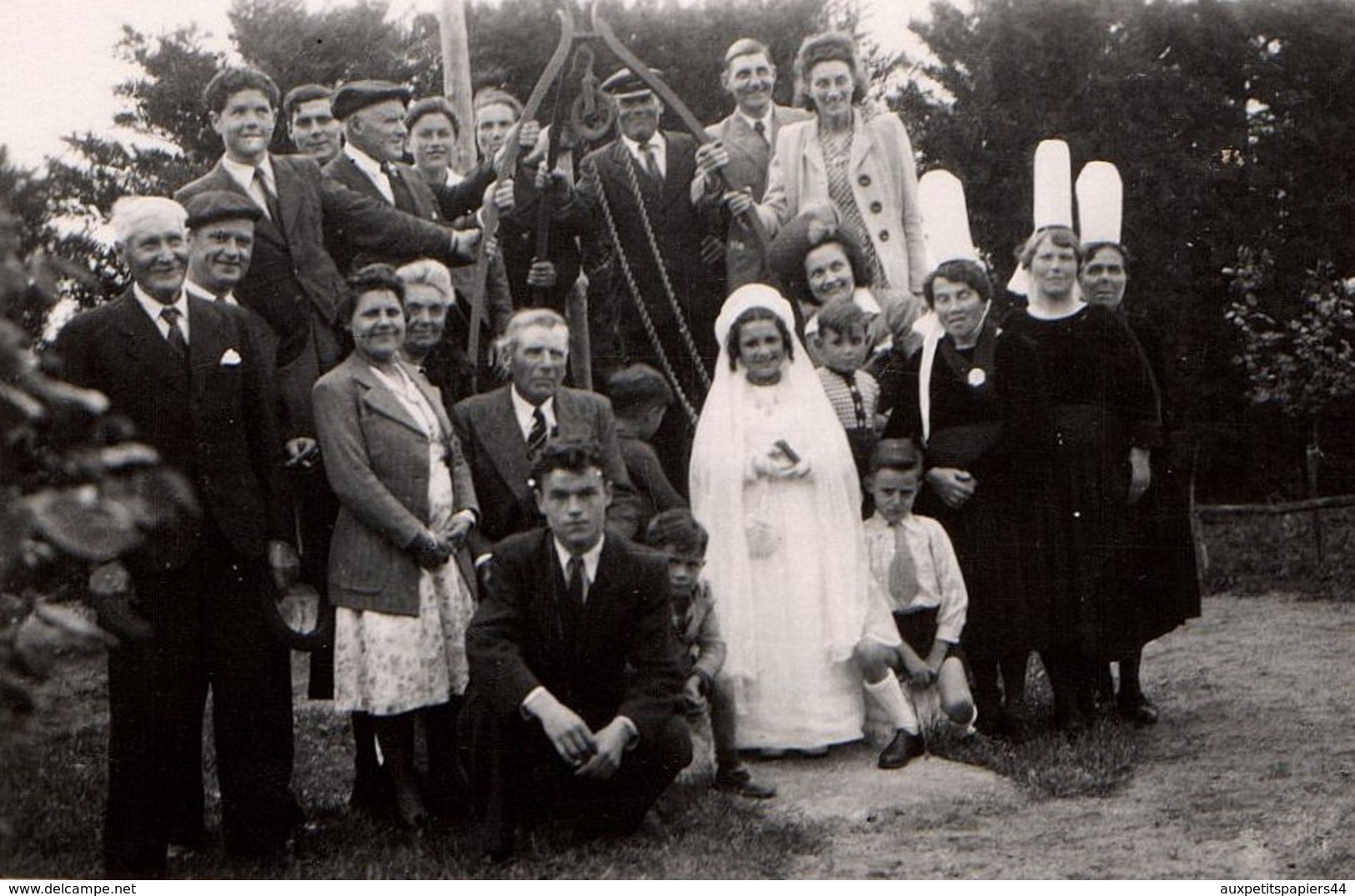 Photo Originale Bretagne - Costume Et Traditions - La Communiante Et Ses Invités En Pays Bigouden, Bigoudènes Et Coiffes - Anonymous Persons