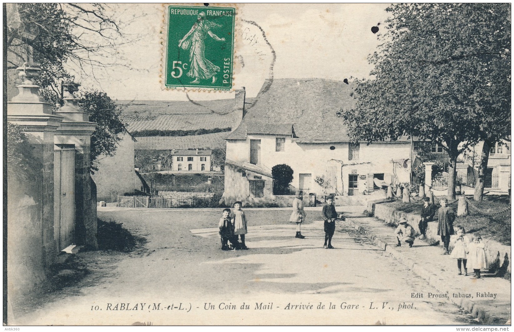 CPA 49 RABLAY SUR LAYON Un Coin Du Mail Arrivée De La Gare éditions Proust - Thouarce